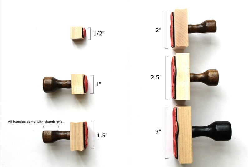 Puede incluir: Conjunto de cinco sellos de madera con superficies de entintado de goma roja. Los sellos miden 1,27 cm, 2,54 cm, 3,81 cm, 5,08 cm y 6,35 cm. Todos los mangos vienen con un agarre para el pulgar.