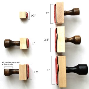 Puede incluir: Cuatro sellos de madera con inserciones de goma roja, cada uno con un tama&ntilde;o diferente: 1/2 pulgada, 1 pulgada, 1,5 pulgadas y 3 pulgadas. Todos los mangos vienen con un agarre para el pulgar.