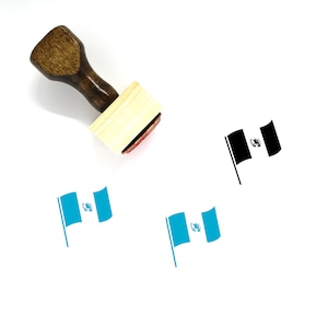 Puede incluir: Un sello de goma de madera con un diseño de bandera guatemalteca azul y blanca. El sello está sobre un fondo blanco.