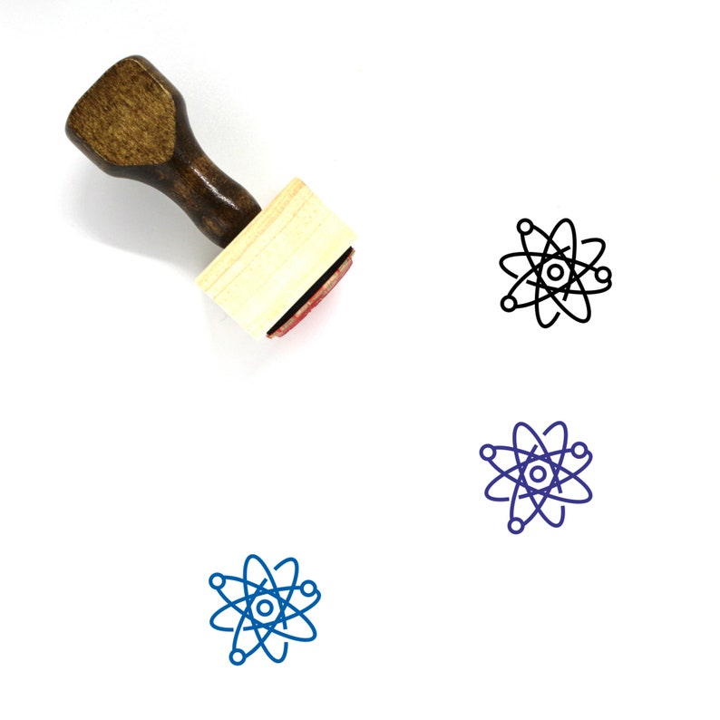 Puede incluir: Un sello de goma de madera con un mango marr&oacute;n y una base rectangular. El sello presenta un contorno negro de un &aacute;tomo con un n&uacute;cleo y electrones en &oacute;rbita.