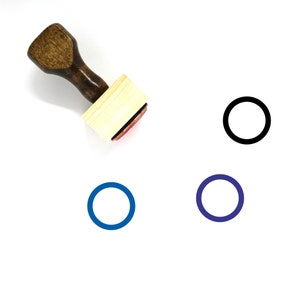 Könnte beinhalten: Ein Stempel aus Holz mit einem roten Stempelkissen. Der Stempel ist rechteckig und hat ein kreisförmiges Design. Das Bild zeigt auch drei Kreise in verschiedenen Farben: Schwarz, Blau und Lila.