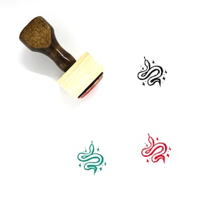 以下が含まれることがあります： ハンドルと正方形のベースが付いた木製ゴムスタンプ。スタンプには、星に囲まれたヘビの白黒イラストが描かれています。スタンプは、黒、緑、赤の3色で表示されています。