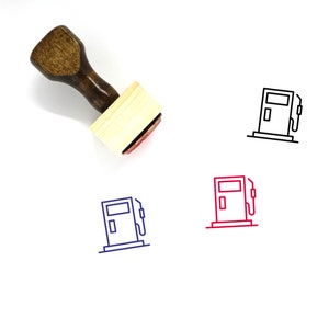 Puede incluir: Un sello de goma de madera con una almohadilla de tinta roja. El sello presenta un dibujo lineal de una bomba de gasolina con una manguera.