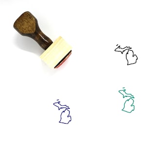 Könnte beinhalten: Ein Holz-Stempel mit Griff und rechteckiger Basis. Der Stempel zeigt eine Umrandung des Bundesstaates Michigan. Der Stempel ist auf weißem Hintergrund mit drei verschiedenen farbigen Umrandungen des Bundesstaates Michigan dargestellt.