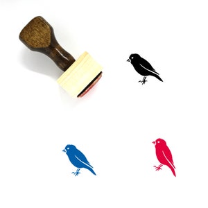 Peut inclure: Un tampon en caoutchouc en bois avec un motif d'oiseau noir, bleu et rouge. Le tampon est utilisé pour créer des motifs personnalisés sur du papier, du tissu ou d'autres surfaces.