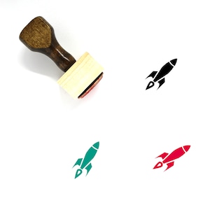 以下が含まれることがあります： ロケットのデザインが施された木製スタンプ。スタンプは黒、緑、赤の3色です。