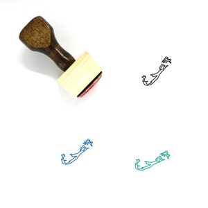 Puede incluir: Sello de madera con mango marrón y base rectangular de madera. El sello está diseñado para crear un contorno de la isla de Bermudas. El sello se muestra junto a tres contornos de la isla de Bermudas de diferentes colores.