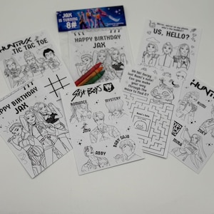 Op de afbeelding: Een verzameling zwart-wit kleurplaten en activiteitenbladen. De bladen bevatten illustraties van mensen, doolhoven en boter-kaas-en-eieren. Sommige bladen hebben tekst met "Happy Birthday Jax", "Saja Boys" en "Us, Hello?"
