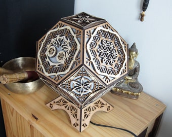 Lampe en bois d'ambiance relaxante, thématique géométrie sacrée. Originale et artisanale