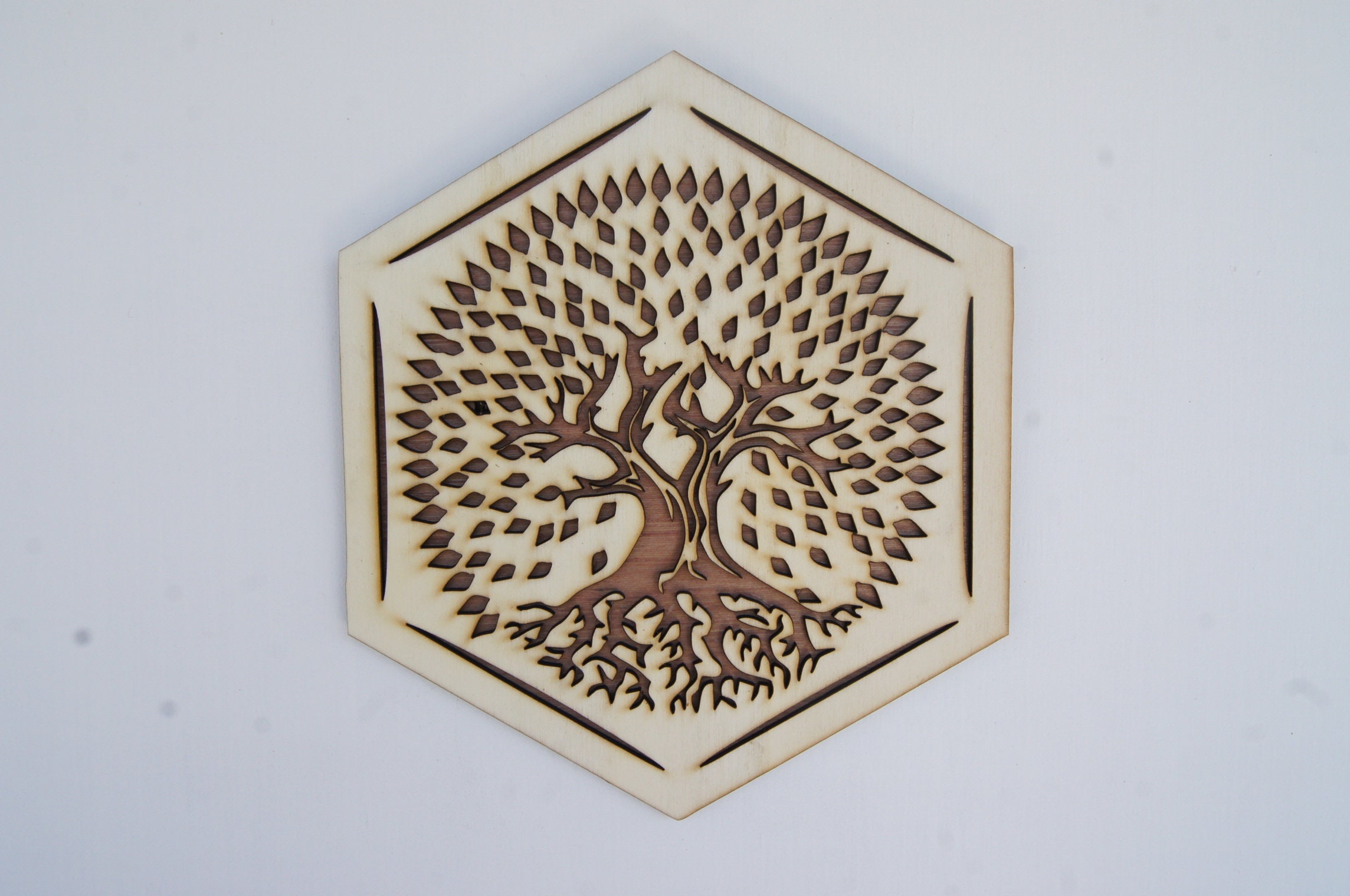 Arbre de Vie Stylisé en Bois Dans Un Hexagone