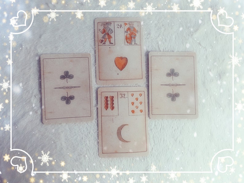 Op de afbeelding: Vijf tarotkaarten die in een kruisvorm op een wit, pluche oppervlak zijn gelegd. De kaarten zijn allemaal in vintage stijl met een cr&egrave;mekleurige achtergrond en bruine randen. De bovenste kaart toont twee figuren, een houdt een hart vast en de ander een schild. De kaart eronder toont een enkel rood hart. De kaart links toont twee groene klaver symbolen. De kaart rechts toont twee groene klaver symbolen. De onderste kaart toont een halve maan en negen rode harten.