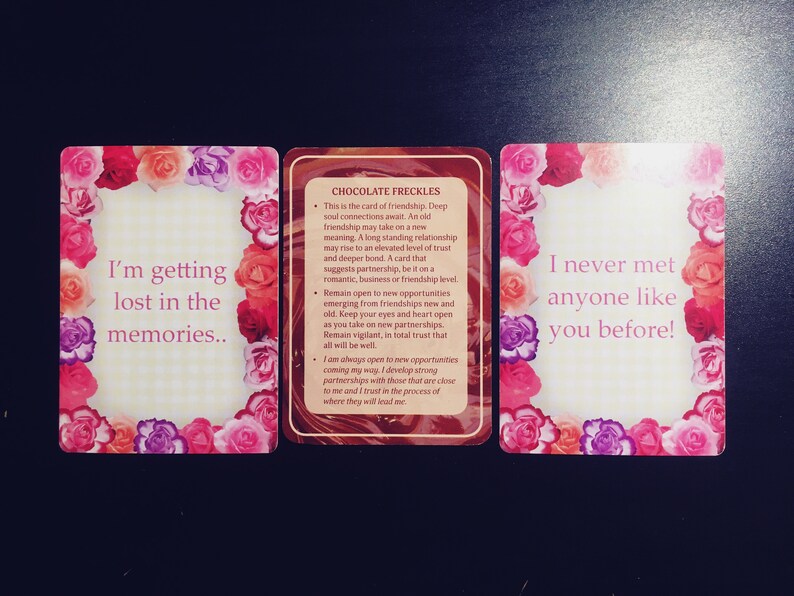 Pode incluir: Tr&ecirc;s cartas com bordas florais rosa e brancas. A primeira carta diz "Estou a perder-me nas mem&oacute;rias..." A segunda carta diz "CHOCOLATE FRECKLES" e tem texto sobre amizade e novas oportunidades. A terceira carta diz "Nunca conheci ningu&eacute;m como voc&ecirc;!"