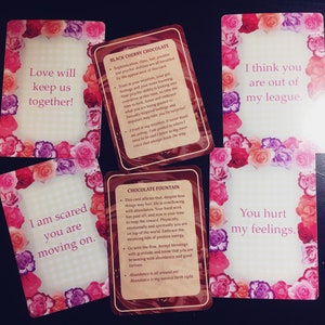 Pode incluir: Um conjunto de dez cartas com bordas florais coloridas e mensagens motivacionais. As cartas apresentam frases como "O amor nos manter&aacute; juntos!" e "Tenho medo de que voc&ecirc; v&aacute; embora."