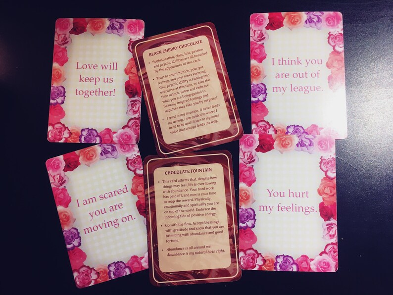 Pode incluir: Um conjunto de dez cartas com bordas florais coloridas e mensagens motivacionais. As cartas apresentam frases como "O amor nos manter&aacute; juntos!" e "Tenho medo de que voc&ecirc; v&aacute; embora."