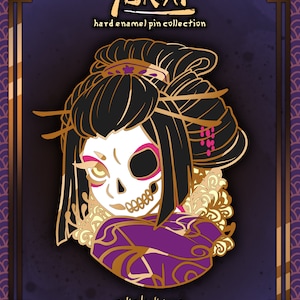 Puede incluir: Pin de esmalte dorado con una mujer con cara de calavera con el pelo negro peinado en un moño japonés tradicional. Lleva una bufanda con estampado morado y dorado y tiene detalles rosas en la cara. El pin está etiquetado con "Yokai" y "hard enamel pin collection" en la parte superior y "~skyloukia~" en la parte inferior.