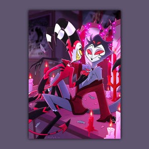 Puede incluir: Ilustración digital de dos personajes de dibujos animados en un abrazo romántico. Uno es rojo y negro con cuernos, el otro es gris y rojo. El fondo es de color rosa-púrpura con velas encendidas y plumas.