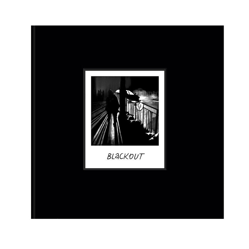 Pode incluir: Fotografia a preto e branco de uma pessoa a caminhar numa rua &agrave; noite. A pessoa est&aacute; em silhueta contra um candeeiro de rua. A imagem &eacute; enquadrada numa moldura branca com a palavra "BLACKOUT" impressa abaixo da imagem.