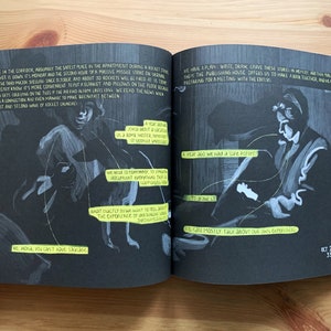 Pode incluir: Um livro aberto com p&aacute;ginas pretas e texto branco. O texto descreve a experi&ecirc;ncia de viver numa zona de guerra. O livro est&aacute; aberto numa p&aacute;gina com a data de 22 de outubro de 2022 e o n&uacute;mero 33 foguetes.