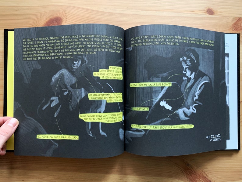 Pode incluir: Um livro aberto com p&aacute;ginas pretas e texto branco. O texto descreve a experi&ecirc;ncia de viver numa zona de guerra. O livro est&aacute; aberto numa p&aacute;gina com a data de 22 de outubro de 2022 e o n&uacute;mero 33 foguetes.
