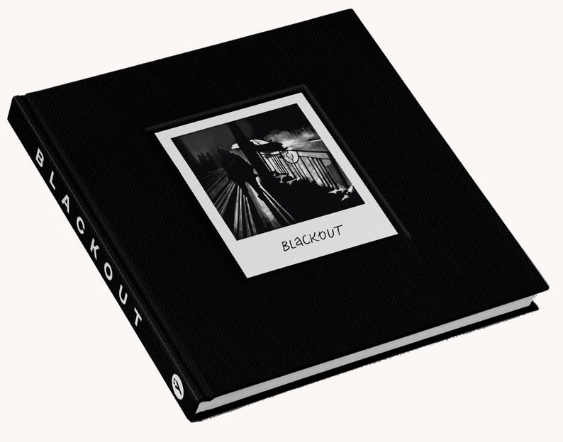 Pode incluir: Livro preto com uma foto em preto e branco de uma pessoa subindo uma escada. O t&iacute;tulo do livro &eacute; "BLACKOUT" em texto branco.