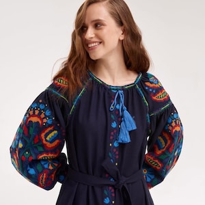 Vestido longo eslavo bordado ucraniano de linho vyshyvanka, arte popular, roupa étnica | feito na Ucrânia