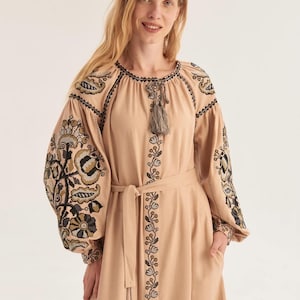 Vestido longo eslavo bordado ucraniano de linho vyshyvanka, arte popular, roupa étnica | feito na Ucrânia
