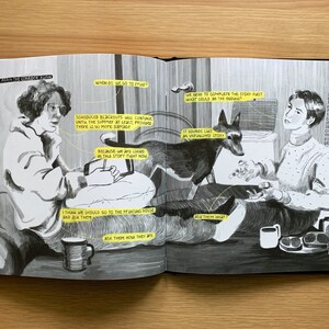Pode incluir: Uma ilustra&ccedil;&atilde;o a preto e branco de duas pessoas a conversar numa sala. A pessoa &agrave; esquerda est&aacute; a segurar um tablet e a pessoa &agrave; direita est&aacute; a segurar um comando. H&aacute; um c&atilde;o na sala. O texto na imagem diz "WHEN DO WE GO TO Prw?" e "SCHEDULED BLACKOUTS WILL CONTINUE UNTIL THE SUMMER AT LEAST, PROVIDED THERE IS NO MORE DAMAGE."