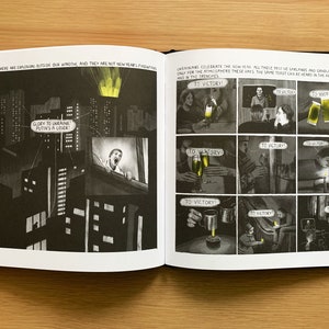 Pode incluir: Uma ilustra&ccedil;&atilde;o de banda desenhada a preto e branco que representa uma cidade &agrave; noite com explos&otilde;es no c&eacute;u. O texto na imagem diz "AE OD 30 THERE ARE EXPLOSIONS OUTSIDE OUR WINDOW AND THEY ARE NOT NEW YEAR'S FIREWORKS" e "GLORY TO UKRAINE PUTIN'S A LOSER!" O lado direito da imagem mostra uma s&eacute;rie de pain&eacute;is que representam pessoas a celebrar a passagem de ano com o texto "TO VICTORY!" repetido em cada painel.