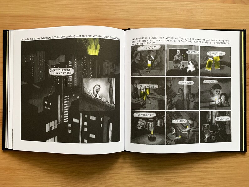 Pode incluir: Uma ilustra&ccedil;&atilde;o de banda desenhada a preto e branco que representa uma cidade &agrave; noite com explos&otilde;es no c&eacute;u. O texto na imagem diz "AE OD 30 THERE ARE EXPLOSIONS OUTSIDE OUR WINDOW AND THEY ARE NOT NEW YEAR'S FIREWORKS" e "GLORY TO UKRAINE PUTIN'S A LOSER!" O lado direito da imagem mostra uma s&eacute;rie de pain&eacute;is que representam pessoas a celebrar a passagem de ano com o texto "TO VICTORY!" repetido em cada painel.