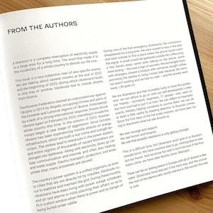 Pode incluir: Um livro intitulado "From the Authors" com uma foto em preto e branco de uma pessoa na capa. O texto na p&aacute;gina discute o impacto dos apag&otilde;es na Ucr&acirc;nia devido &agrave; guerra em curso com a R&uacute;ssia.