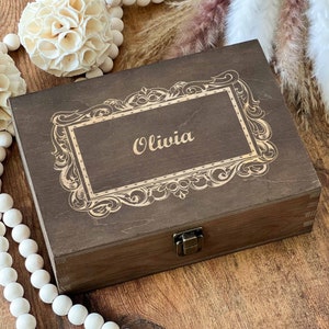 Caja de recuerdos de madera personalizada: Caja conmemorativa grabada con láser