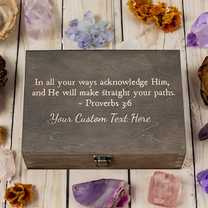 Puede incluir: Una caja de madera con tapa con bisagras y cierre de metal. La caja está grabada con el texto "In all your ways acknowledge Him, and He will make straight your paths. - Proverbs 3:6" y "Your Custom Text Here".