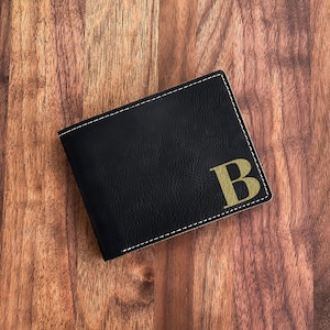 Grabado cartera de cuero monograma, grabado de nombre personalizado, regalo de diseño unisex hecho a mano para aquí, regalos de padrinos de boda, regalo de luna de miel