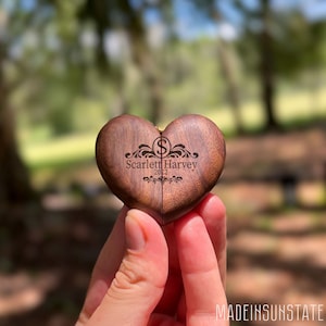 Caja para anillos de madera con nombre personalizado grabado: diseño intrincado, el depósito por excelencia para los momentos inolvidables de la vida