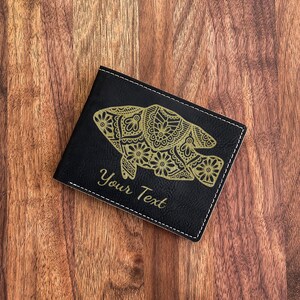 Cartera grabada personalizada Fish Mandala / Ideal para entusiastas de la pesca, cumpleaños y buscadores de regalos únicos