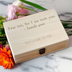 Op de afbeelding: Een houten doos met een scharnierend deksel en een messing sluiting. De doos is gegraveerd met de tekst "Vrees niet, want Ik ben met u. - Jesaja 41:10" en "YOUR CUSTOM TEXT HERE".