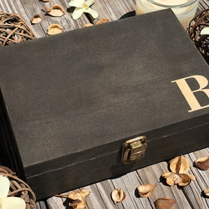 Boîte souvenir en bois personnalisée : boîte cachette initiale