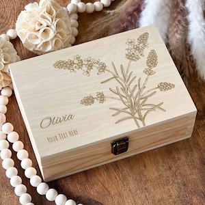 Scatola ricordo personalizzata con incisione di fiori di lavanda: regalo commemorativo