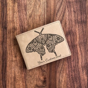 Cartera grabada con mandala de mariposa: belleza ondeante en cuero de calidad, regalo perfecto