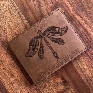Cartera con diseño de libélula: accesorio único grabado. Perfecto para abuela, mamá o hermana en cumpleaños u ocasiones especiales.