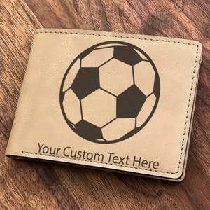 Cartera grabada con balón de fútbol: perfecta para los aficionados al fútbol. Regalo de cumpleaños ideal para hermano, papá o entrenador. Diseño deportivo único