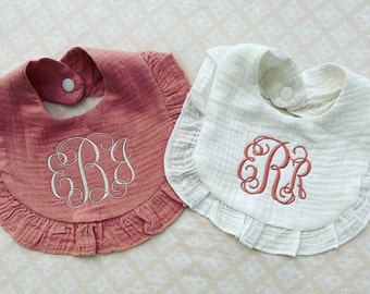 Personalisierte Baby Mädchen Lätzchen|Gesticktes Baby Lätzchen|Monogrammiert Baby Mädchen Lätzchen|Benutzerdefinierte Baby Mädchen Lätzchen|Baby Mädchen Geschenk|Babyparty Geschenk|Rüschen Lätzchen