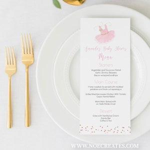 Może przedstawiać: Szablon menu na baby shower do wydrukowania w kolorze różowym i złotym z tekstem "Arades Baby Shower Menu" i ilustracją różowej baletnicy. Menu zawiera propozycje przystawek, dań głównych i deserów. Szablon jest edytowalny i zawiera złote konfetti na tle.