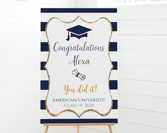 Pode incluir: Um sinal de graduação branco e azul marinho com detalhes de glitter dourado. O sinal diz "Parabéns Alexa Você fez isso! American University Classe de 202X".