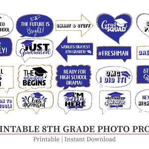 Könnte beinhalten: Druckbare Foto-Requisiten für eine Abschlussparty der 8. Klasse. Die Requisiten sind mit blauem und goldenem Glitzer verziert und tragen Sprüche wie "Ich habe die Mittelschule überlebt", "Gerade abgeschlossen", "#Freshman", "Abschluss der 8. Klasse" und "Nächster Halt: Gymnasium".