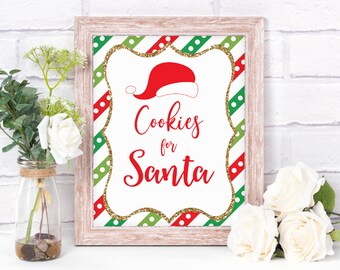 Puede incluir: Un cartel imprimible con un gorro de Papá Noel rojo, purpurina dorada y fondo a rayas verde y rojo. El cartel dice "Galletas para Papá Noel".