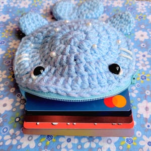 Cartera de tiburón ballena de crochet hecha a mano: un lindo monedero oceánico, tarjetero y estuche con cremallera con diseño de vida marina kawaii (15,2 x 13,7 cm)