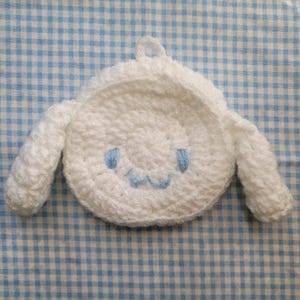 Monedero de ganchillo Cinnamoroll hecho a mano – Monedero kawaii adorable – Tarjetero pequeño de Sanrio – Regalo adorable para fans de Sanrio – 10 x 10 cm