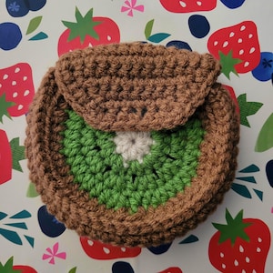 Monedero de kiwi tejido a crochet hecho a mano – Adorable monedero con temática de frutas – Monedero de lana para tarjetas – Bonito regalo de kiwi para uso versátil – 11,4 cm