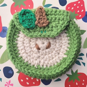 Monedero de manzana verde a crochet hecho a mano – Adorable monedero con temática de frutas – Monedero de lana para tarjetas – Bonito regalo de manzana para uso versátil – 11,4 cm